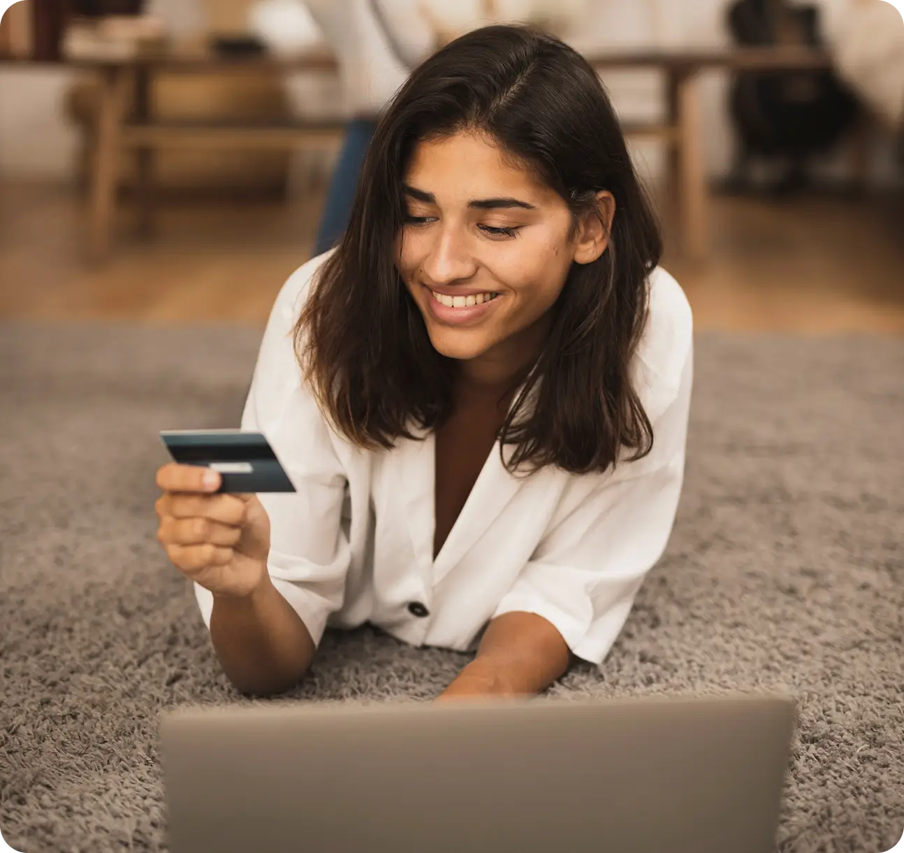 Asesor comprando en línea